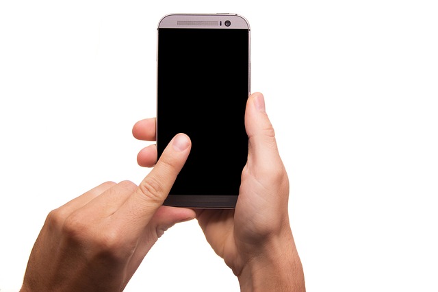 telefon v rukou